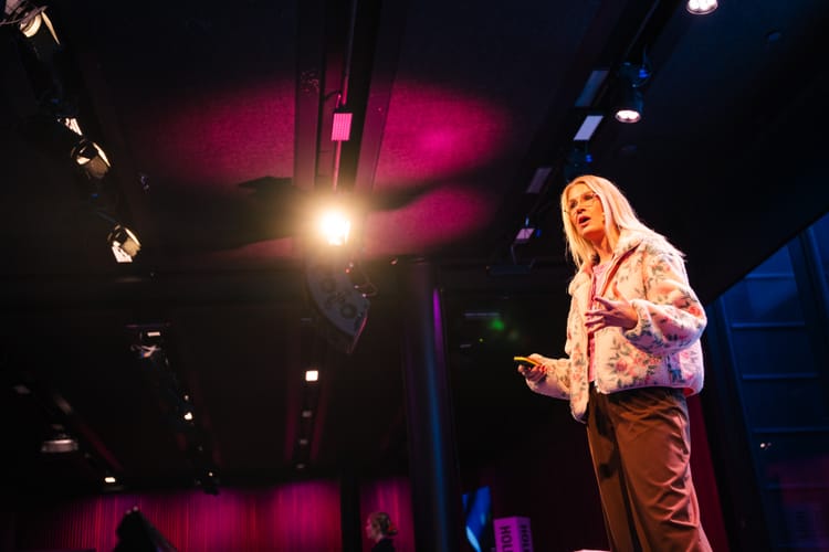 Meri Wiik holder kurs og foredrag om merkevare, innhold skapt av ansatte og hvordan LinkedIn gir resultater.