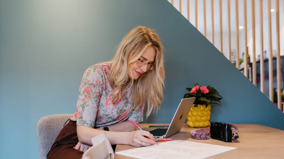 Meri Wiik som smiler og jobber strategisk med innholdsmarkedsføring på LinkedIn for å skape synlighet, bygge merkevare og generere leads gjennom personlig tilstedeværelse.